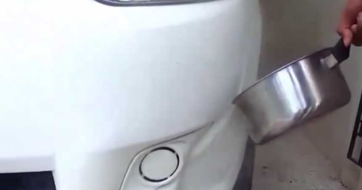 Auto repariert mit heißen Wasser