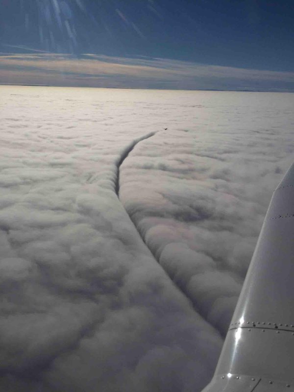 Flugzeug schneidet Wolken